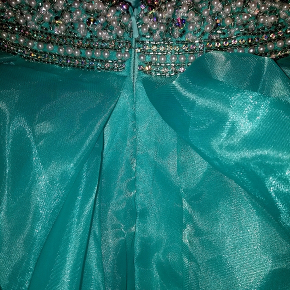 BEAUTIFUL PROM DRESS - Picture 5 of 8